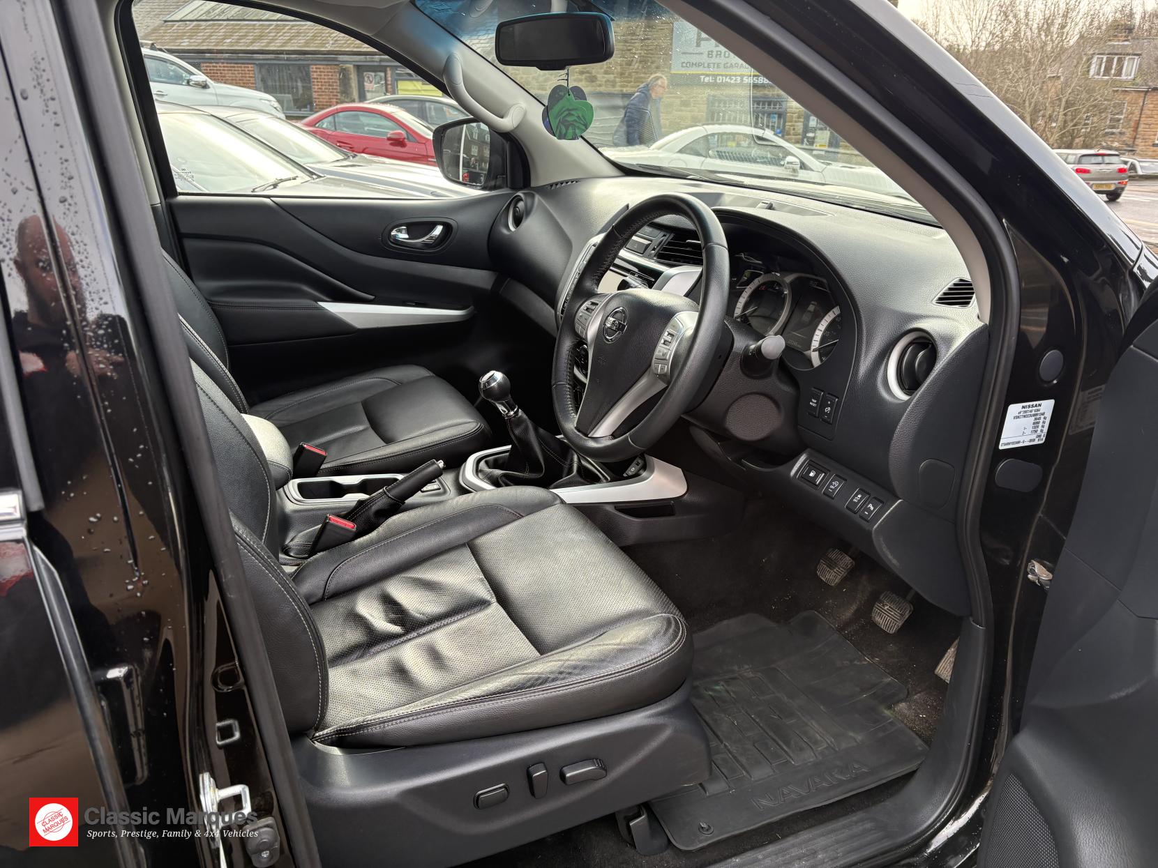 Nissan Navara 2.3 dCi Tekna Pickup Double Cab 4dr Diesel Manual 4WD Euro 6 (s/s) (190 ps)