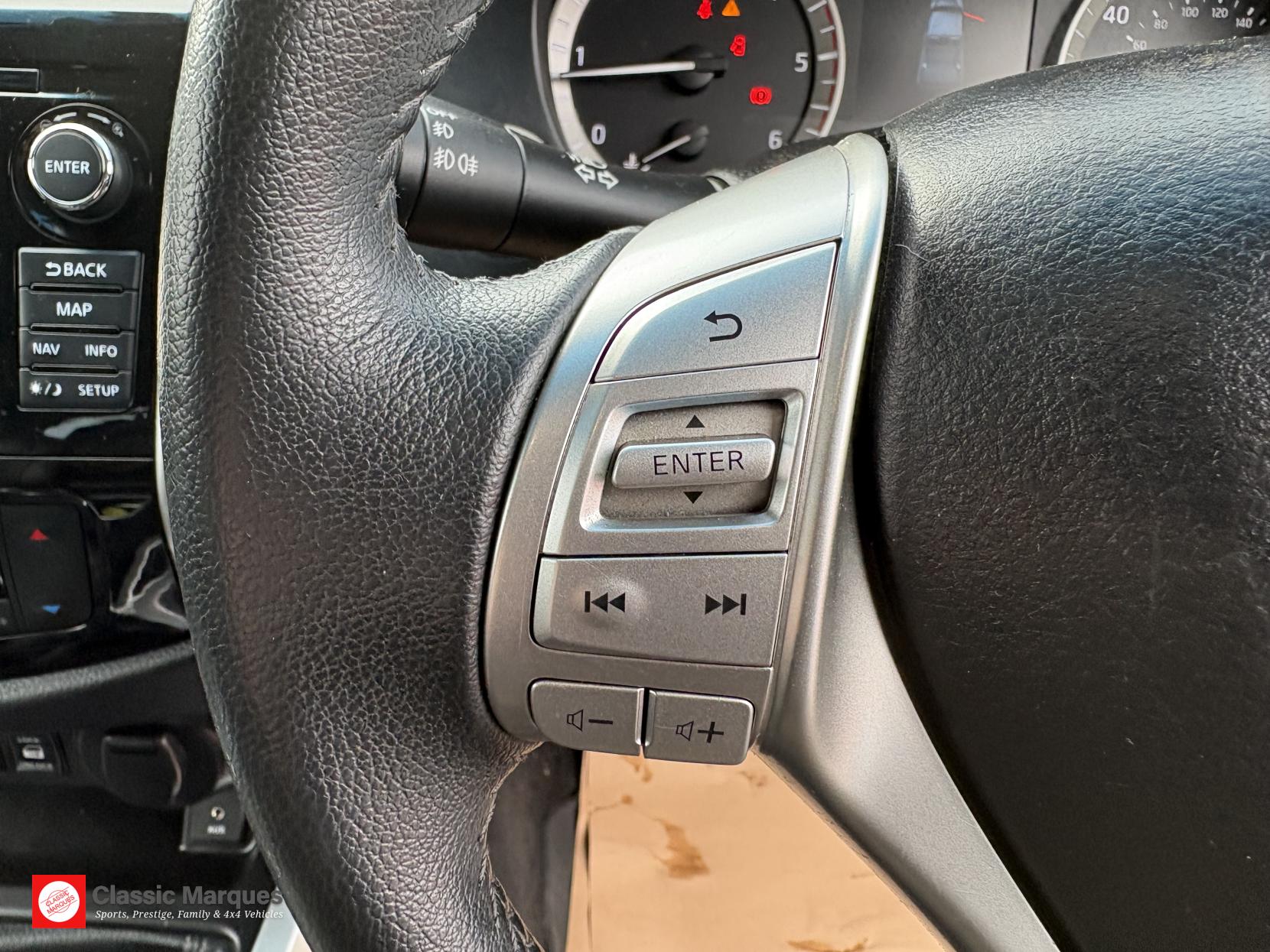 Nissan Navara 2.3 dCi Tekna Pickup Double Cab 4dr Diesel Manual 4WD Euro 6 (s/s) (190 ps)