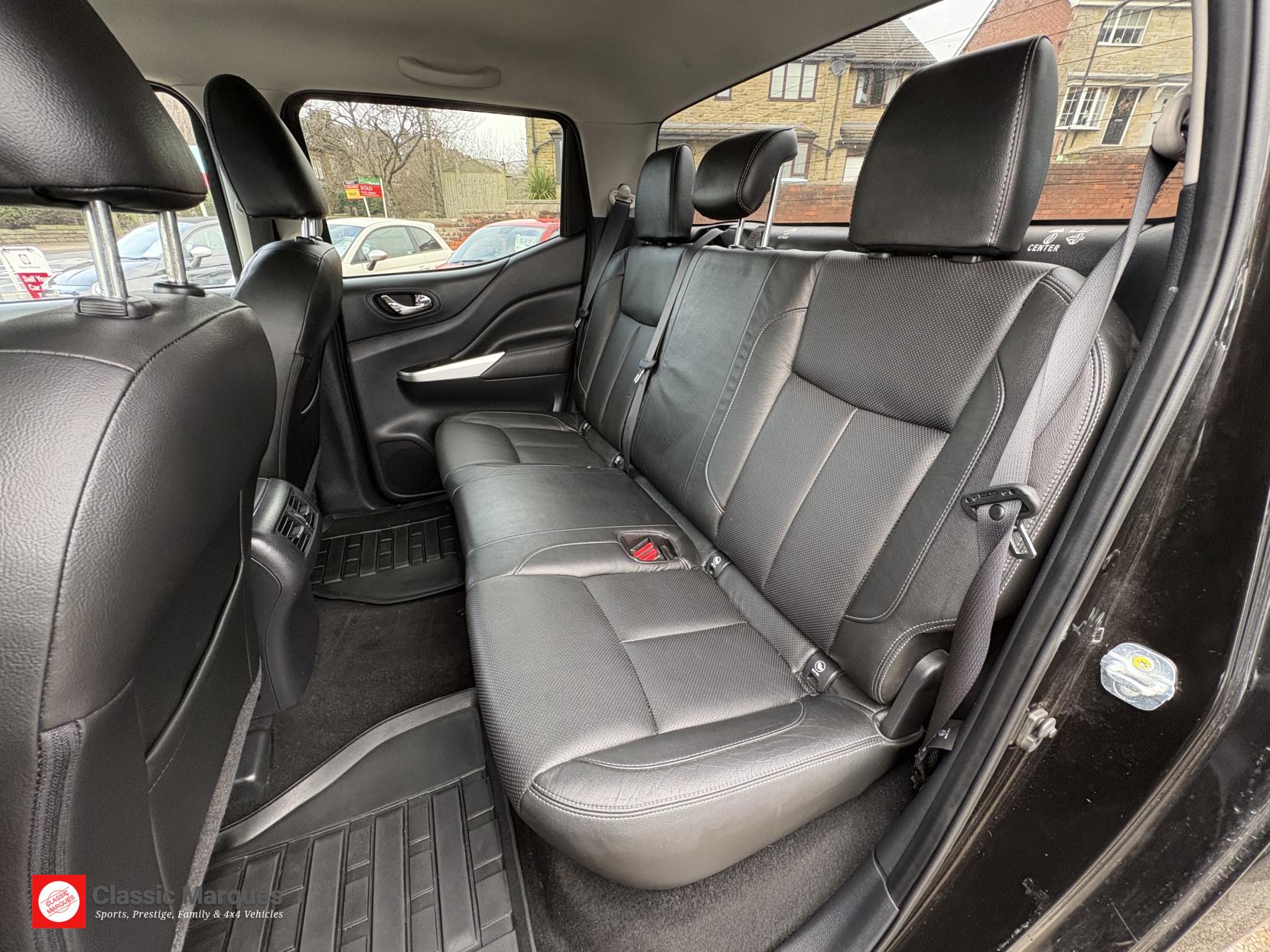 Nissan Navara 2.3 dCi Tekna Pickup Double Cab 4dr Diesel Manual 4WD Euro 6 (s/s) (190 ps)