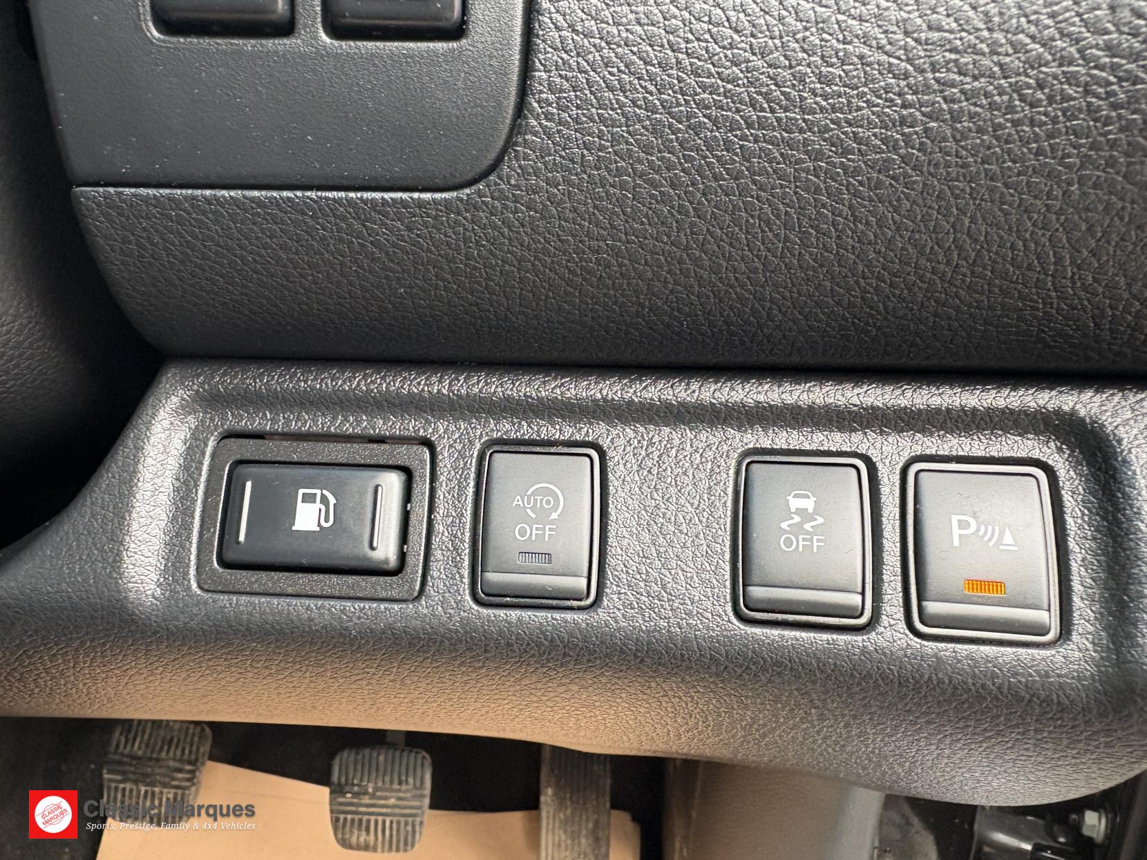 Nissan Navara 2.3 dCi Tekna Pickup Double Cab 4dr Diesel Manual 4WD Euro 6 (s/s) (190 ps)