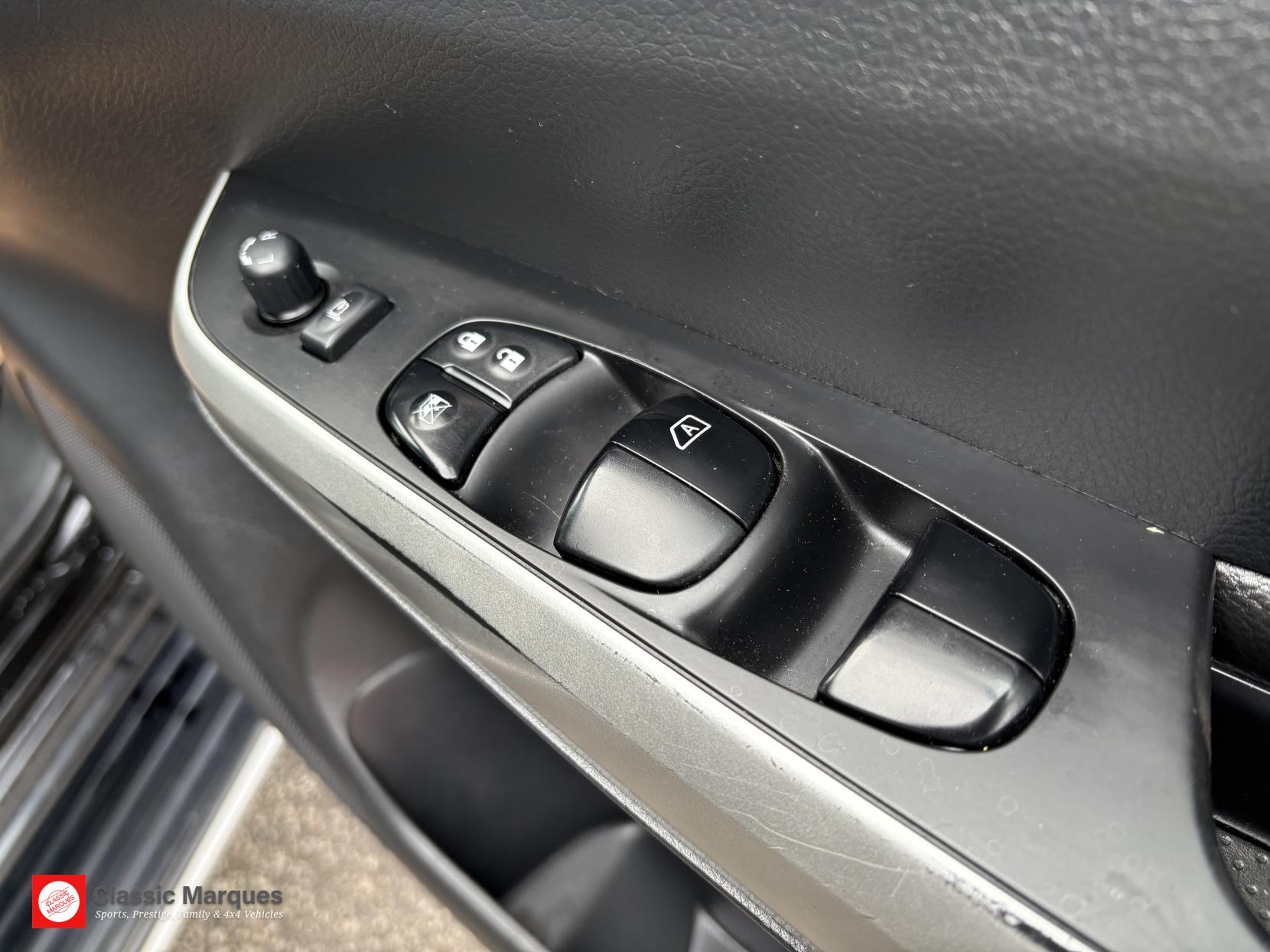 Nissan Navara 2.3 dCi Tekna Pickup Double Cab 4dr Diesel Manual 4WD Euro 6 (s/s) (190 ps)