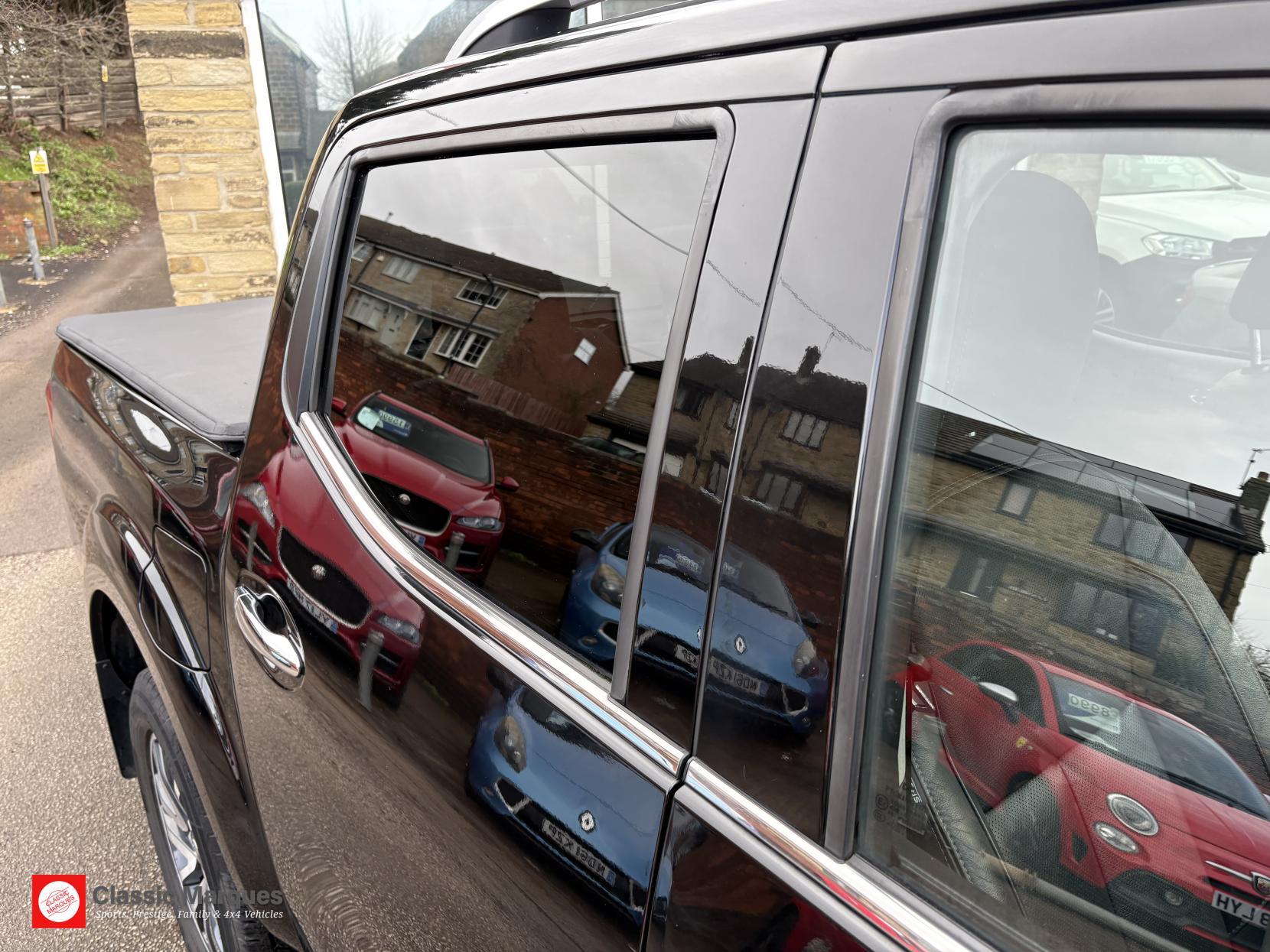 Nissan Navara 2.3 dCi Tekna Pickup Double Cab 4dr Diesel Manual 4WD Euro 6 (s/s) (190 ps)