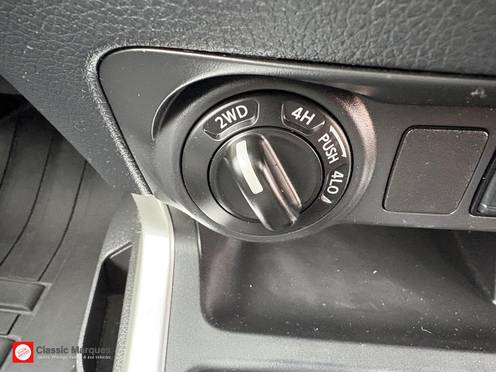 Nissan Navara 2.3 dCi Tekna Pickup Double Cab 4dr Diesel Manual 4WD Euro 6 (s/s) (190 ps)