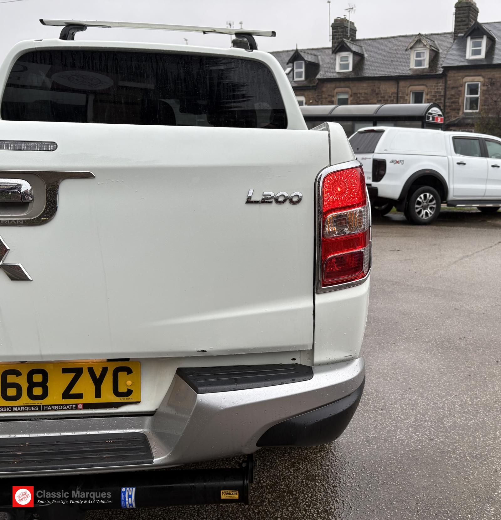 Mitsubishi L200 2.4 DI-D DC Barbarian Pickup Double Cab 4dr Diesel Auto 4WD Euro 6 (178 ps)