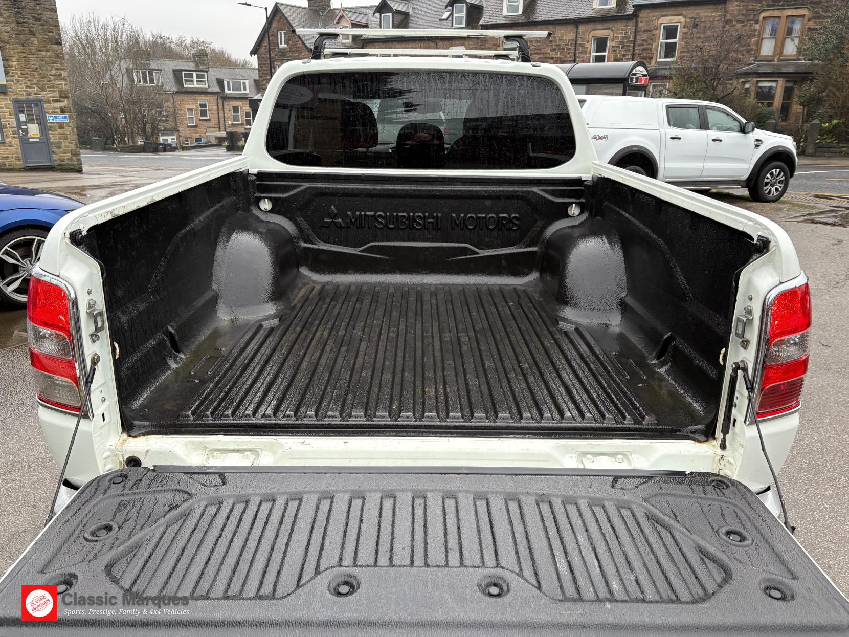 Mitsubishi L200 2.4 DI-D DC Barbarian Pickup Double Cab 4dr Diesel Auto 4WD Euro 6 (178 ps)