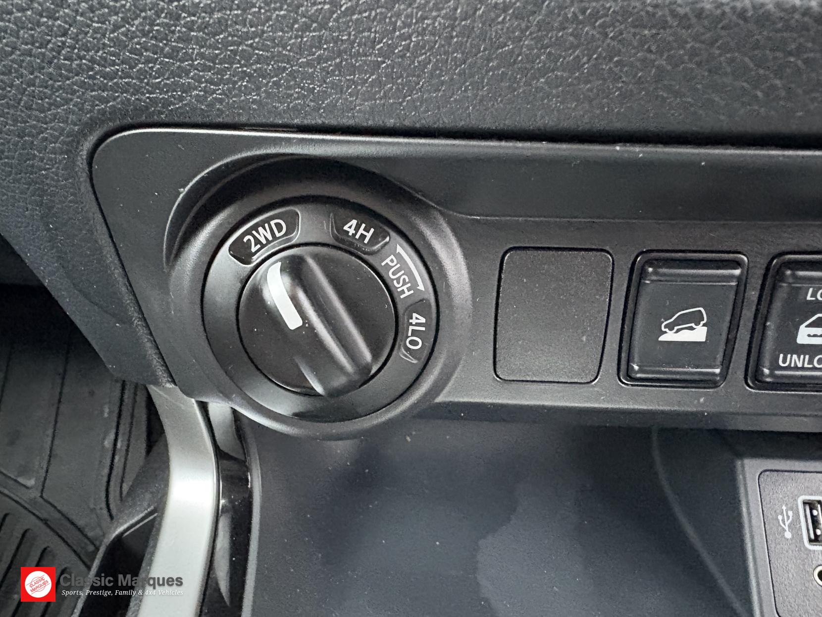 Nissan Navara 2.3 dCi Tekna Pickup Double Cab 4dr Diesel Auto 4WD Euro 6 (190 ps)