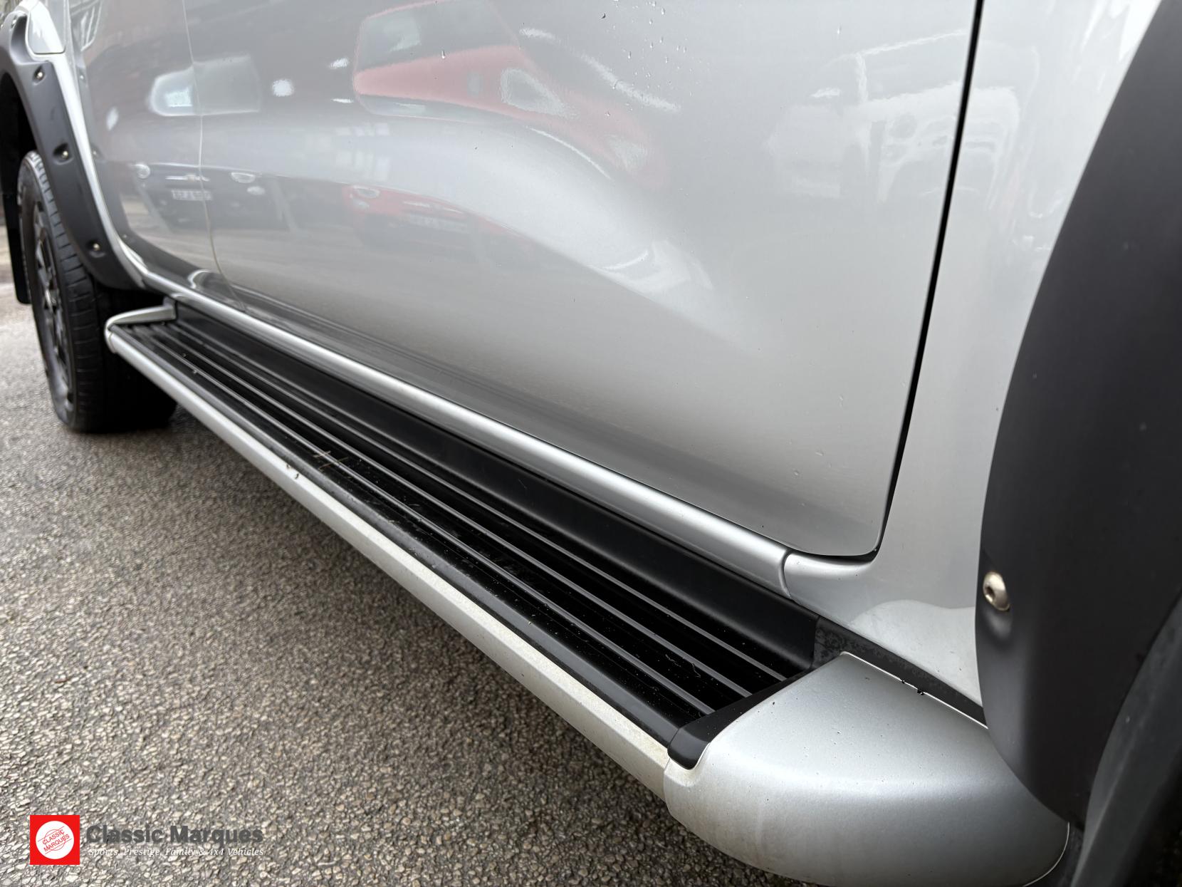 Nissan Navara 2.3 dCi Tekna Pickup Double Cab 4dr Diesel Auto 4WD Euro 6 (190 ps)