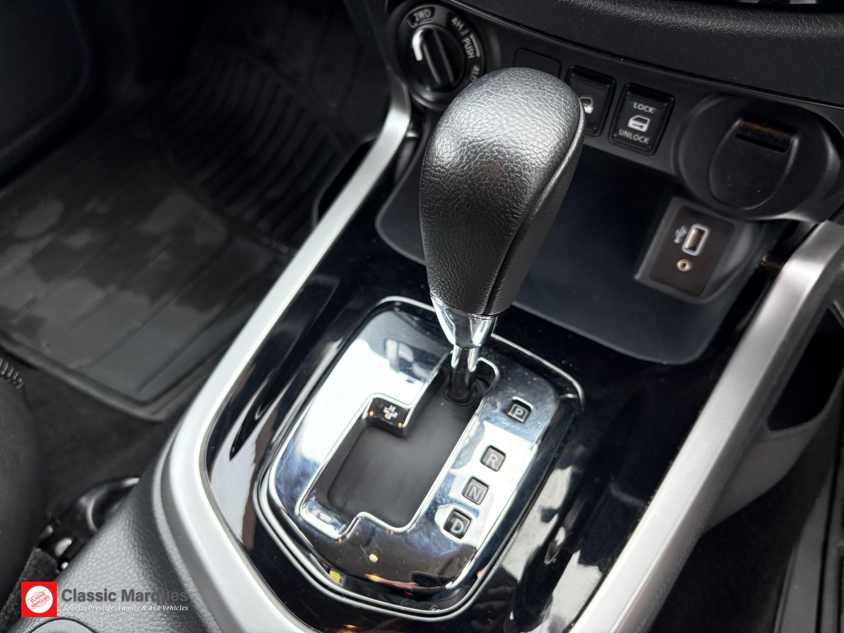 Nissan Navara 2.3 dCi Tekna Pickup Double Cab 4dr Diesel Auto 4WD Euro 6 (190 ps)