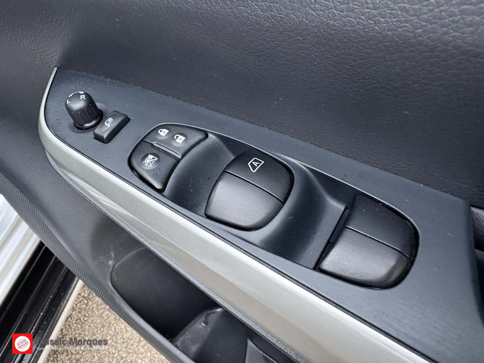 Nissan Navara 2.3 dCi Tekna Pickup Double Cab 4dr Diesel Auto 4WD Euro 6 (190 ps)