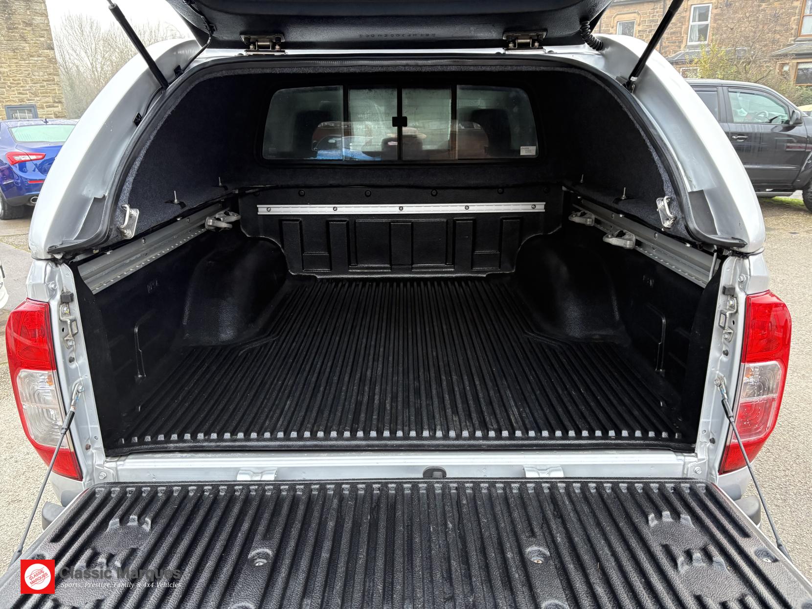 Nissan Navara 2.3 dCi Tekna Pickup Double Cab 4dr Diesel Auto 4WD Euro 6 (190 ps)