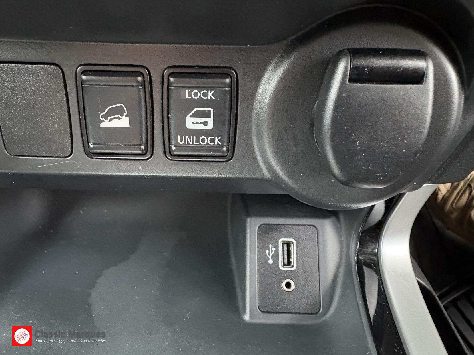 Nissan Navara 2.3 dCi Tekna Pickup Double Cab 4dr Diesel Auto 4WD Euro 6 (190 ps)