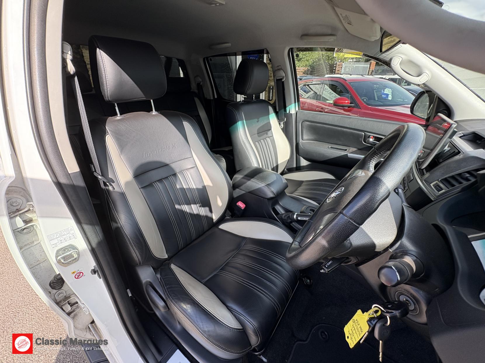 Toyota Hilux 3.0 D-4D Invincible X Pickup Double Cab 4dr Diesel Auto 4WD Euro 5 (Hi Over) (171 ps)