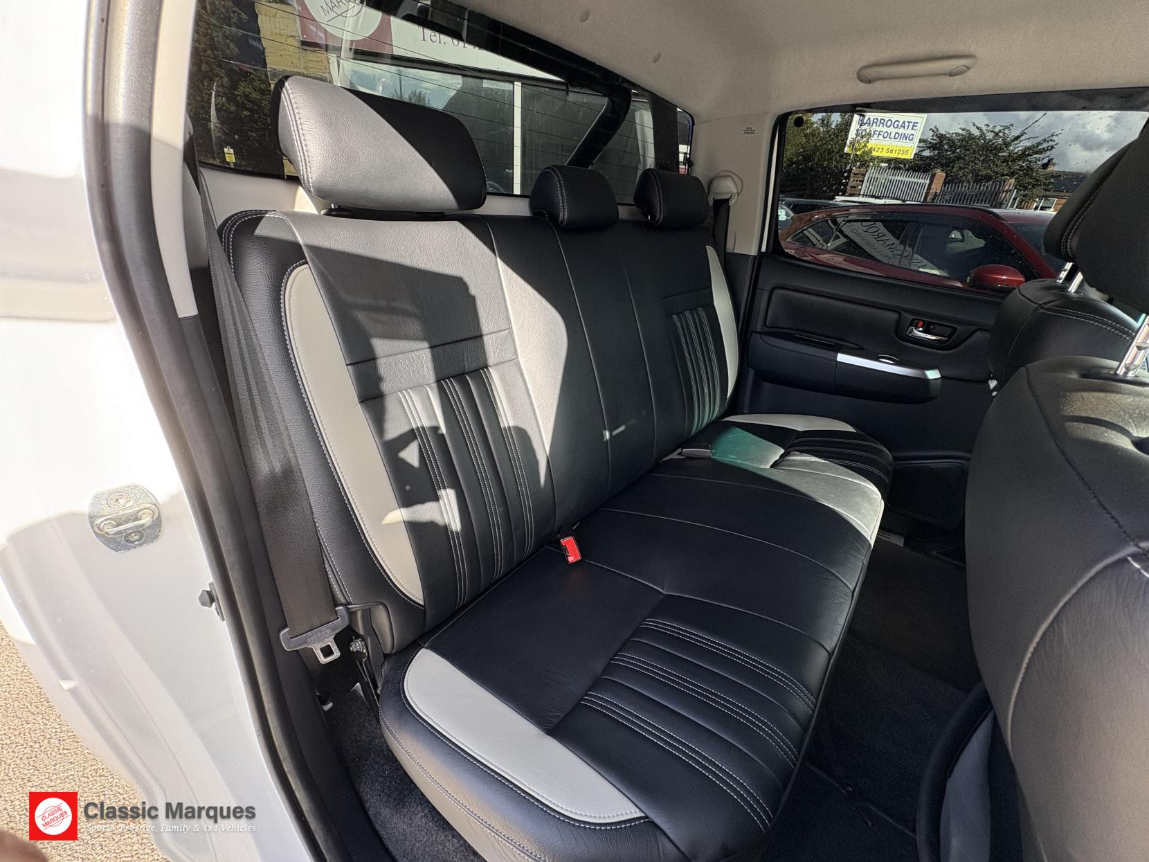 Toyota Hilux 3.0 D-4D Invincible X Pickup Double Cab 4dr Diesel Auto 4WD Euro 5 (Hi Over) (171 ps)