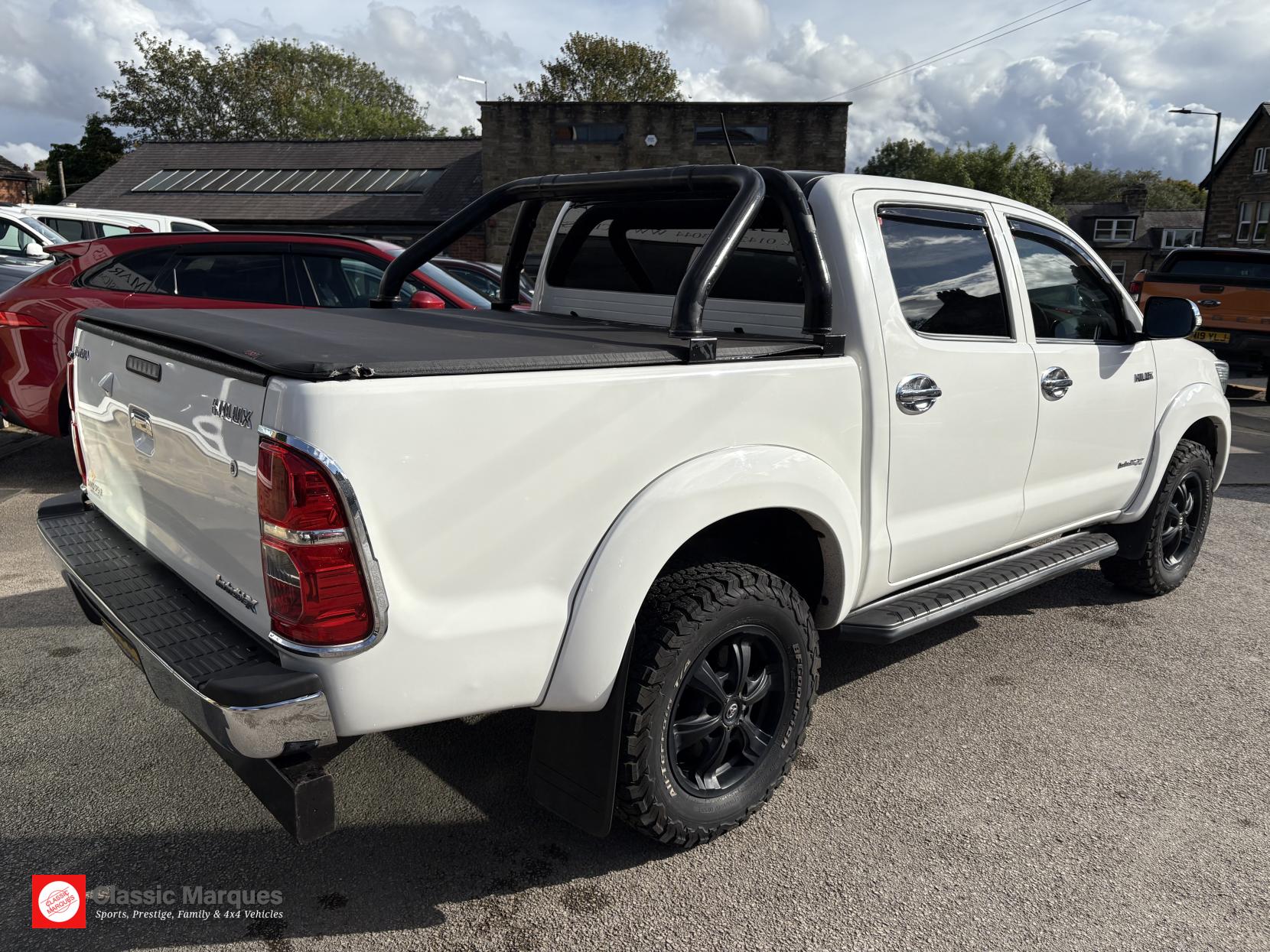 Toyota Hilux 3.0 D-4D Invincible X Pickup Double Cab 4dr Diesel Auto 4WD Euro 5 (Hi Over) (171 ps)