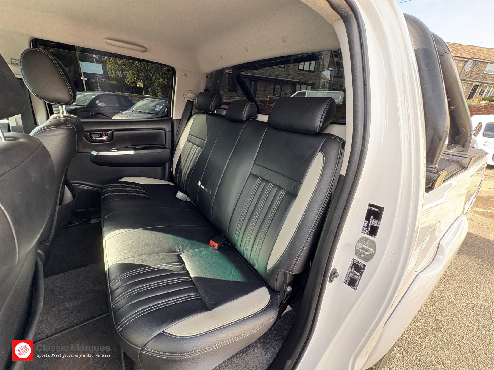 Toyota Hilux 3.0 D-4D Invincible X Pickup Double Cab 4dr Diesel Auto 4WD Euro 5 (Hi Over) (171 ps)