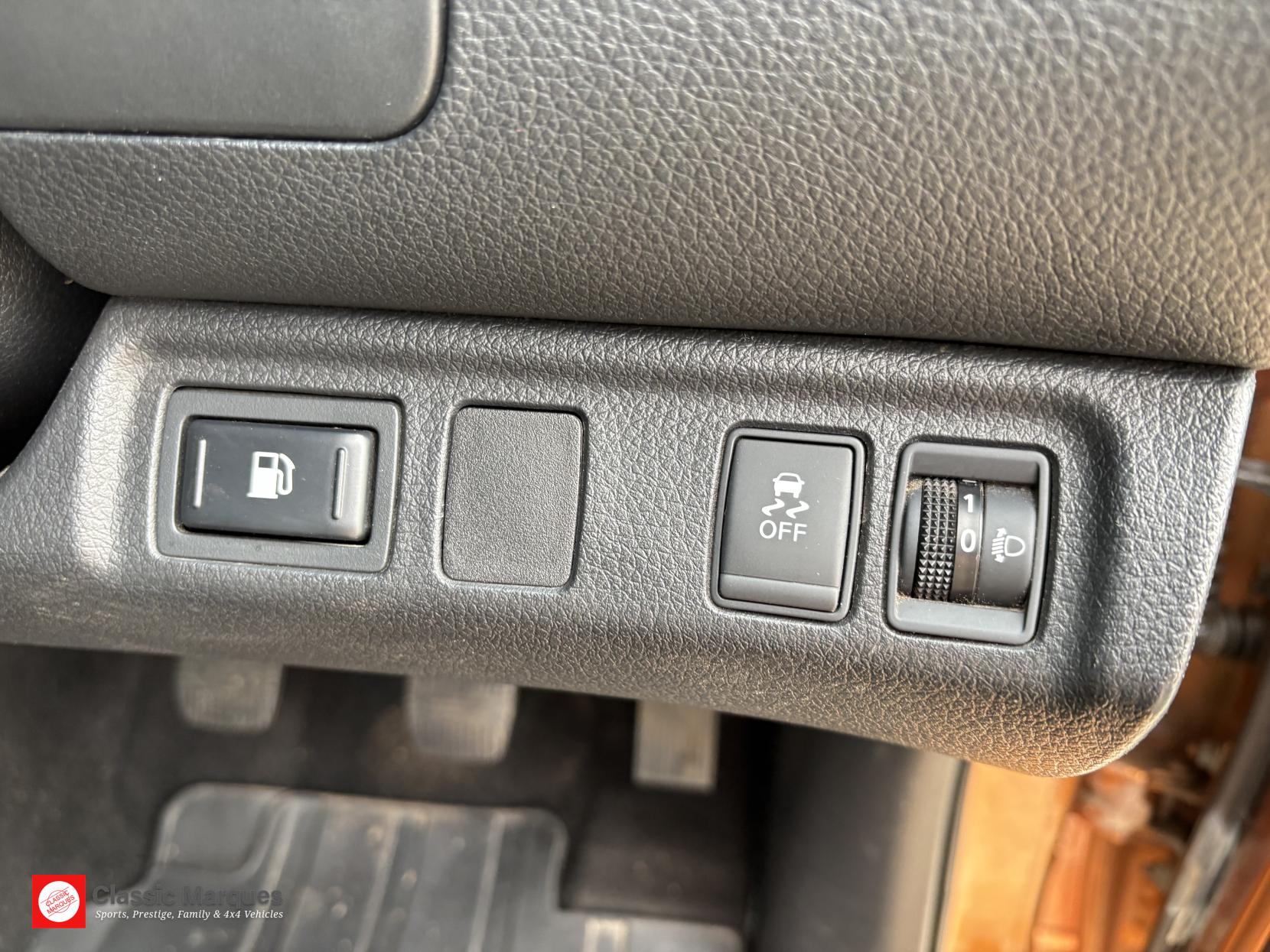 Nissan Navara 2.3 dCi Acenta King Pickup Extended Cab 4dr Diesel Manual 4WD Euro 5 (160 ps)