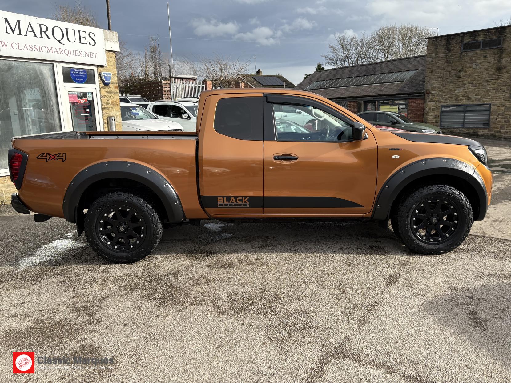 Nissan Navara 2.3 dCi Acenta King Pickup Extended Cab 4dr Diesel Manual 4WD Euro 5 (160 ps)