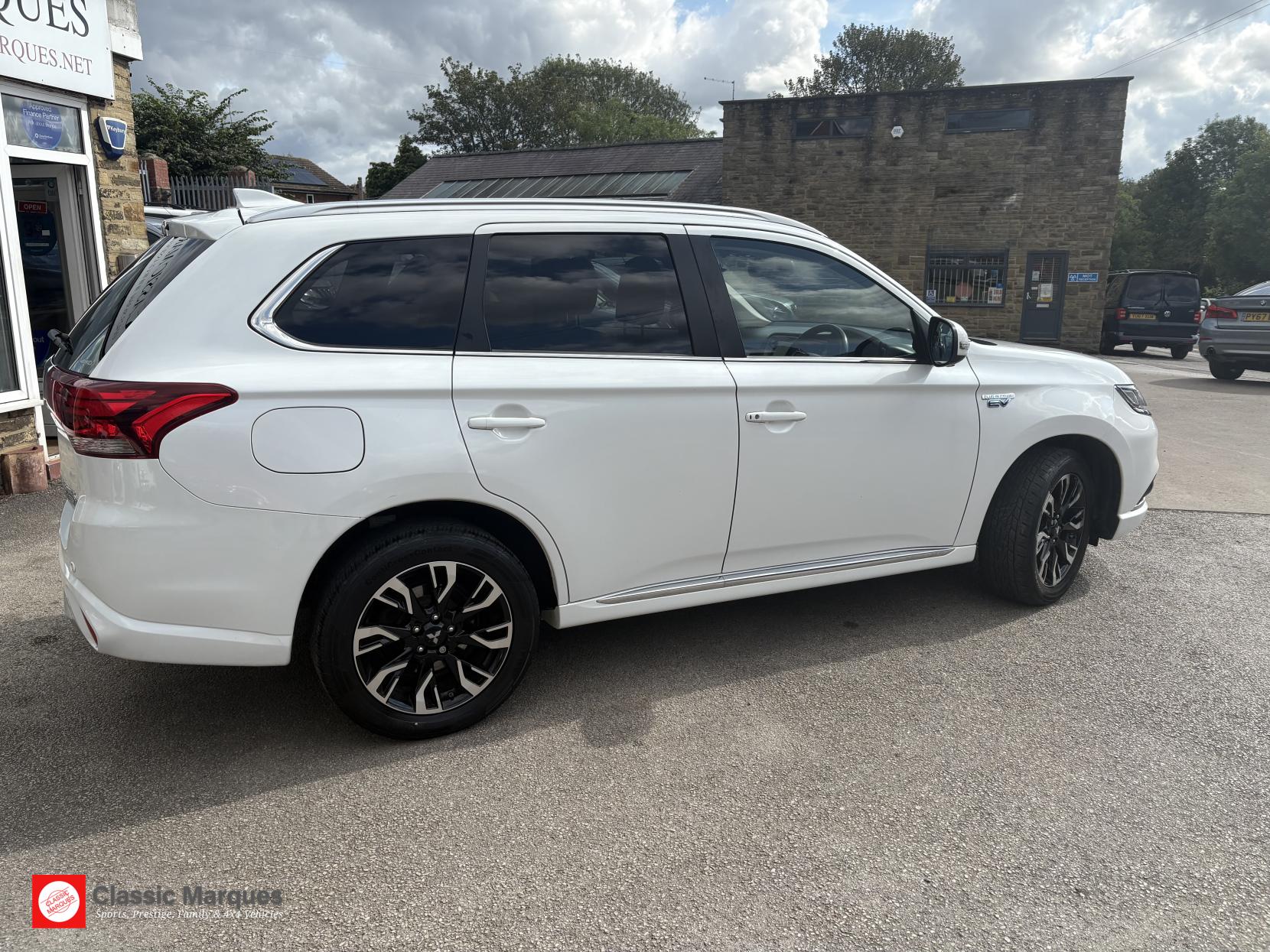 Mitsubishi Outlander 2.0h 12kWh GX4hs SUV 5dr Petrol Plug-in Hybrid CVT 4WD Euro 6 (s/s) (200 ps)