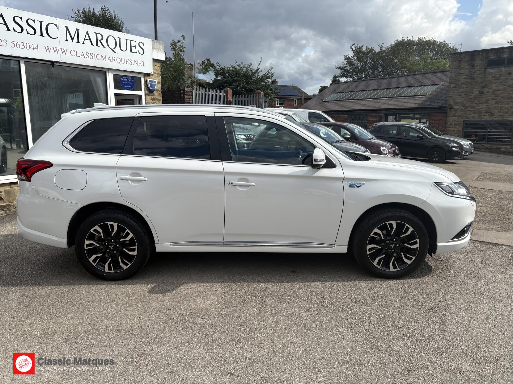 Mitsubishi Outlander 2.0h 12kWh GX4hs SUV 5dr Petrol Plug-in Hybrid CVT 4WD Euro 6 (s/s) (200 ps)