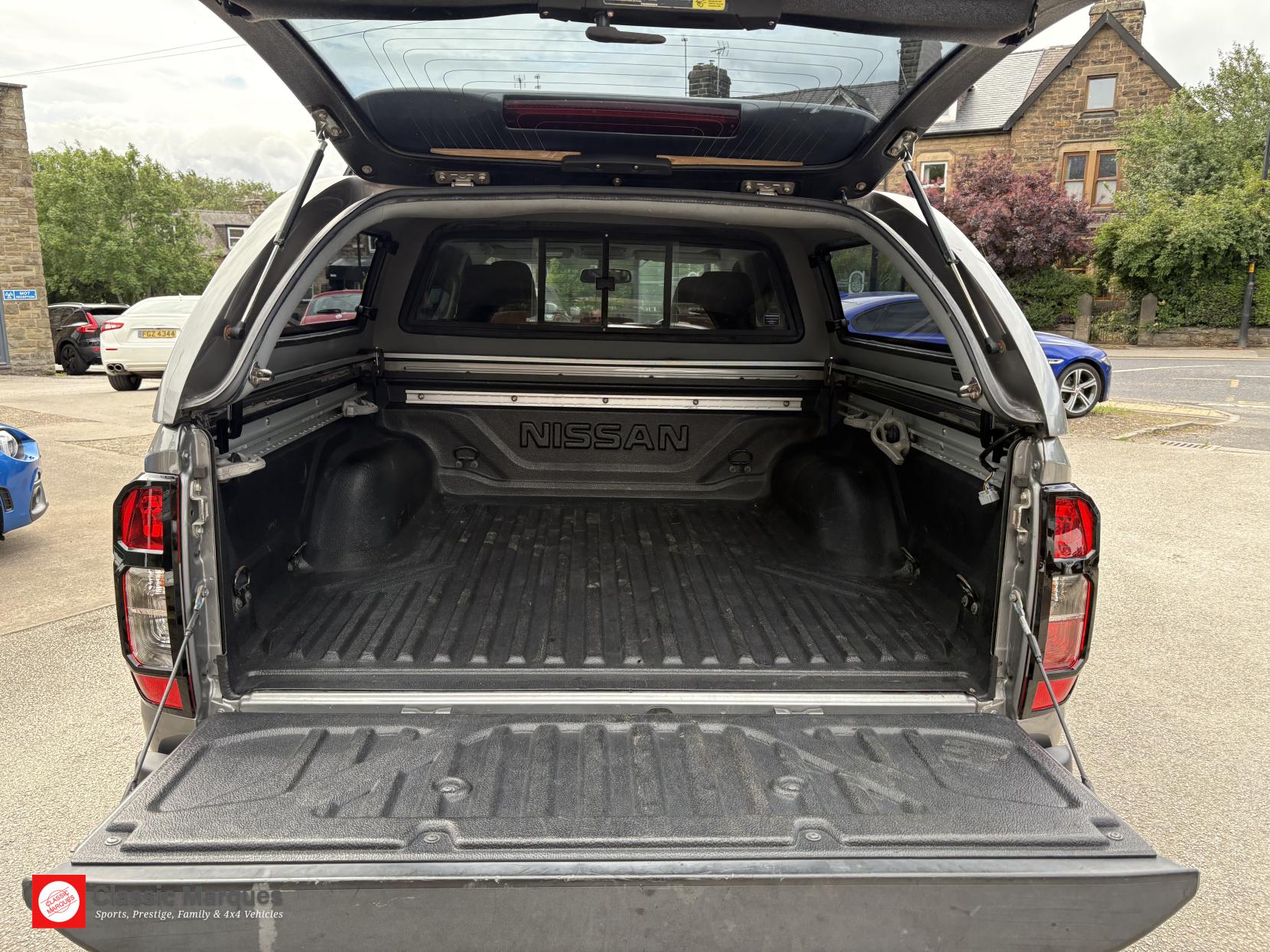 Nissan Navara 2.3 dCi Tekna Pickup Double Cab 4dr Diesel Auto 4WD Euro 6 (190 ps)