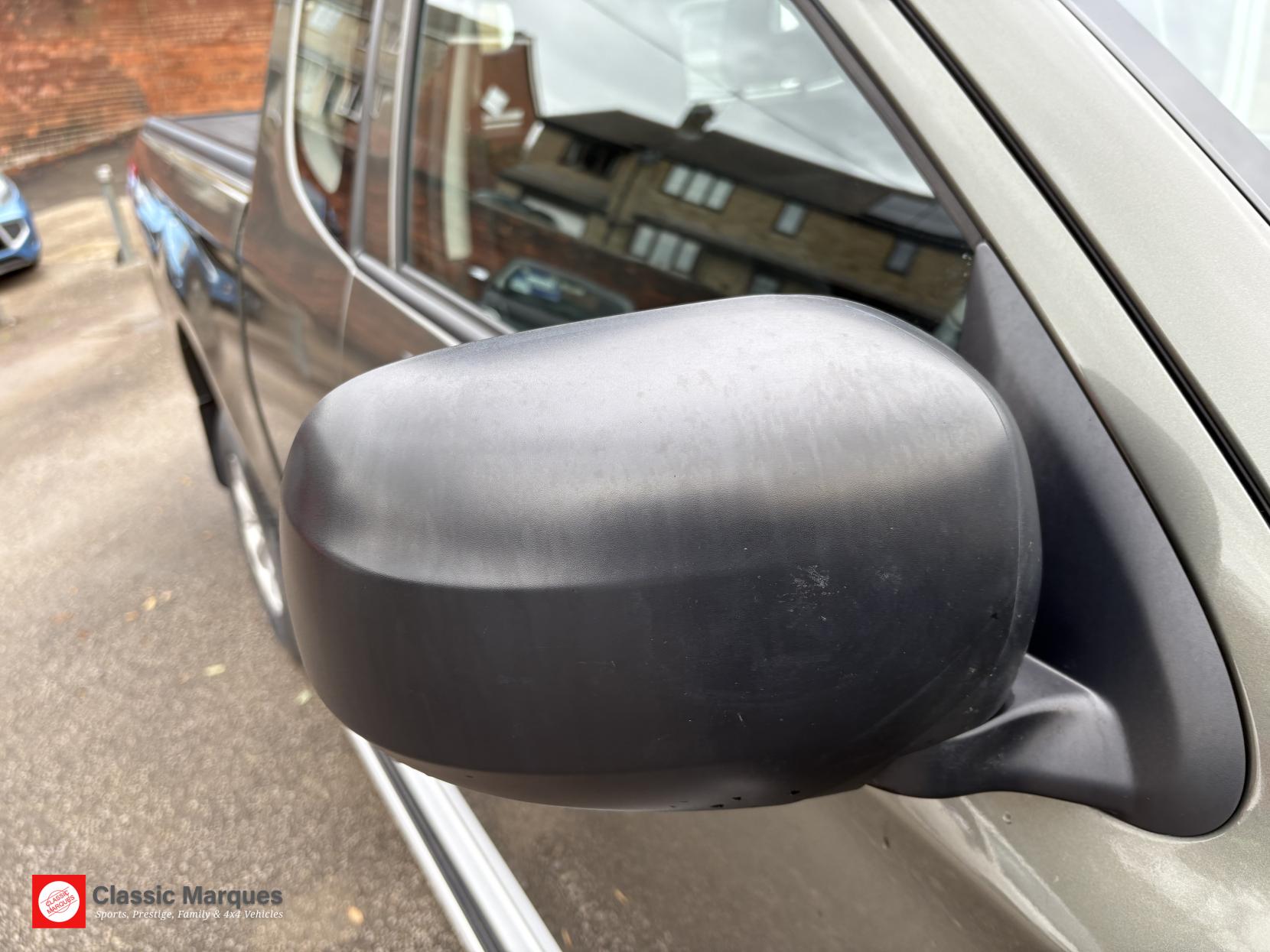 Mitsubishi L200 2.4 DI-D CC 4Life Pickup Double Cab 4dr Diesel Manual 4WD Euro 6 (s/s) (151 ps)