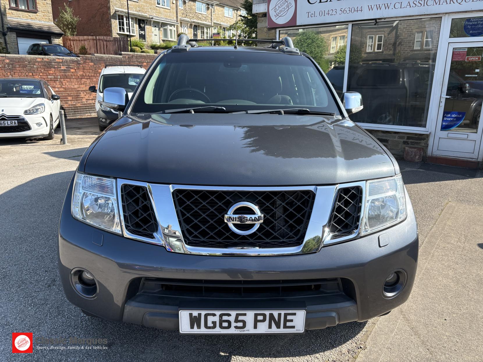 Nissan Navara 2.5 dCi Tekna Pickup Double Cab 4dr Diesel Manual 4WD Euro 5 (190 ps)