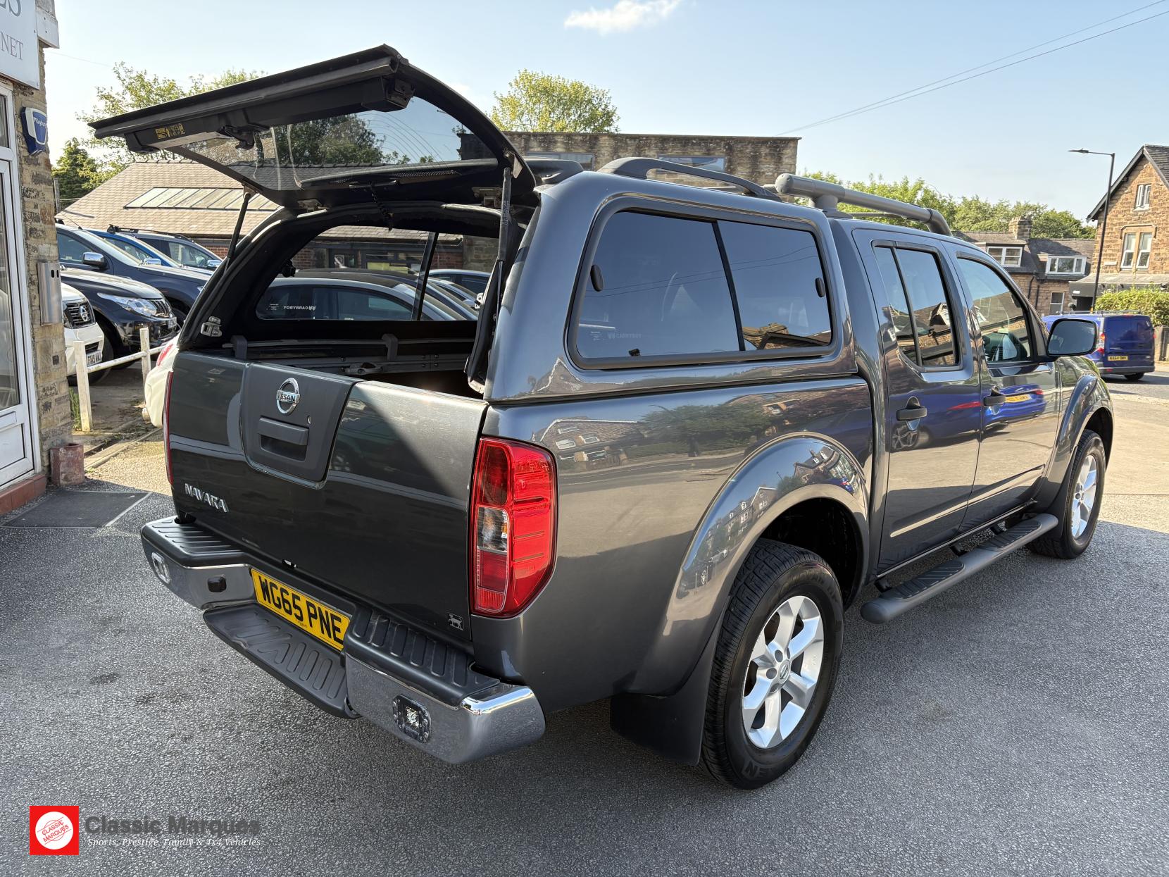 Nissan Navara 2.5 dCi Tekna Pickup Double Cab 4dr Diesel Manual 4WD Euro 5 (190 ps)