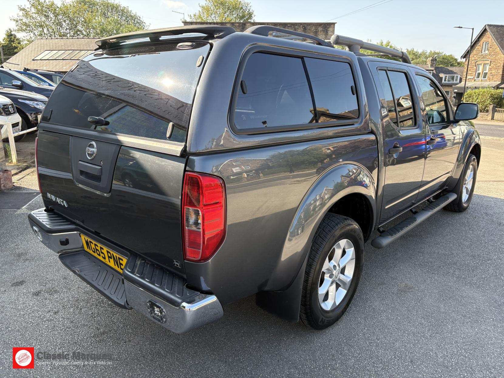Nissan Navara 2.5 dCi Tekna Pickup Double Cab 4dr Diesel Manual 4WD Euro 5 (190 ps)