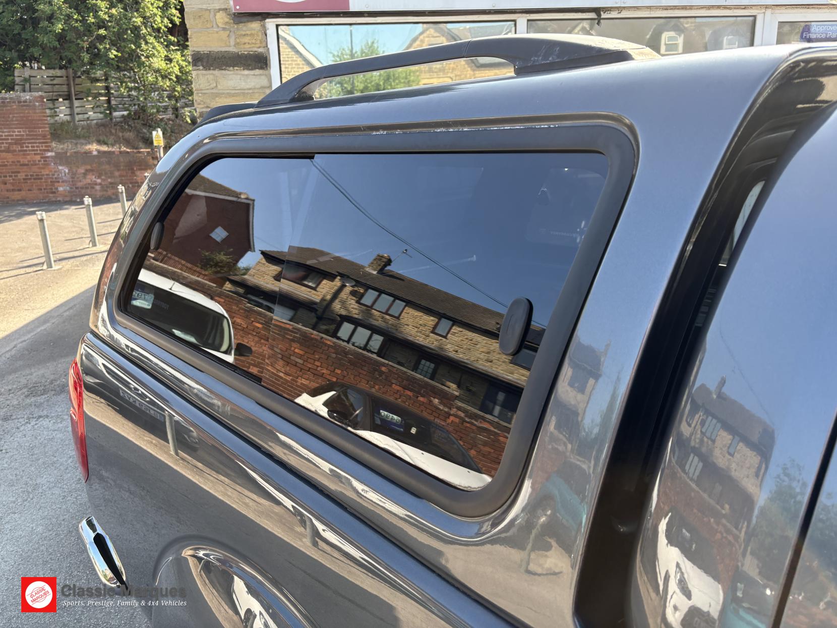 Nissan Navara 2.5 dCi Tekna Pickup Double Cab 4dr Diesel Manual 4WD Euro 5 (190 ps)