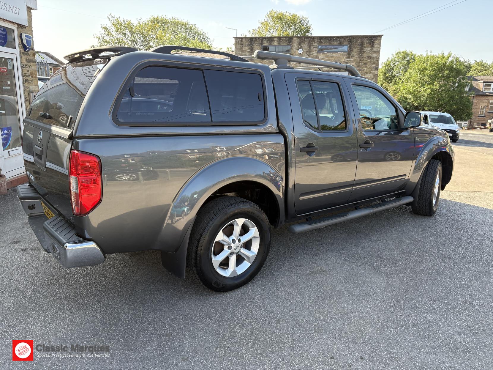 Nissan Navara 2.5 dCi Tekna Pickup Double Cab 4dr Diesel Manual 4WD Euro 5 (190 ps)