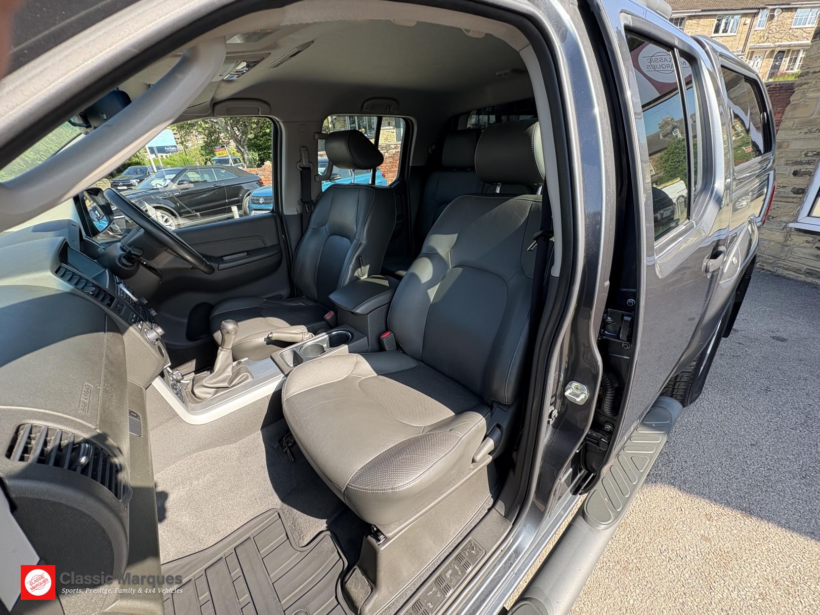 Nissan Navara 2.5 dCi Tekna Pickup Double Cab 4dr Diesel Manual 4WD Euro 5 (190 ps)