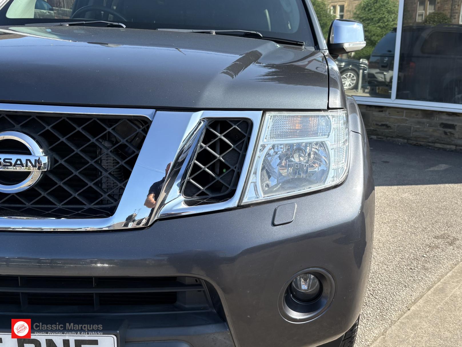 Nissan Navara 2.5 dCi Tekna Pickup Double Cab 4dr Diesel Manual 4WD Euro 5 (190 ps)