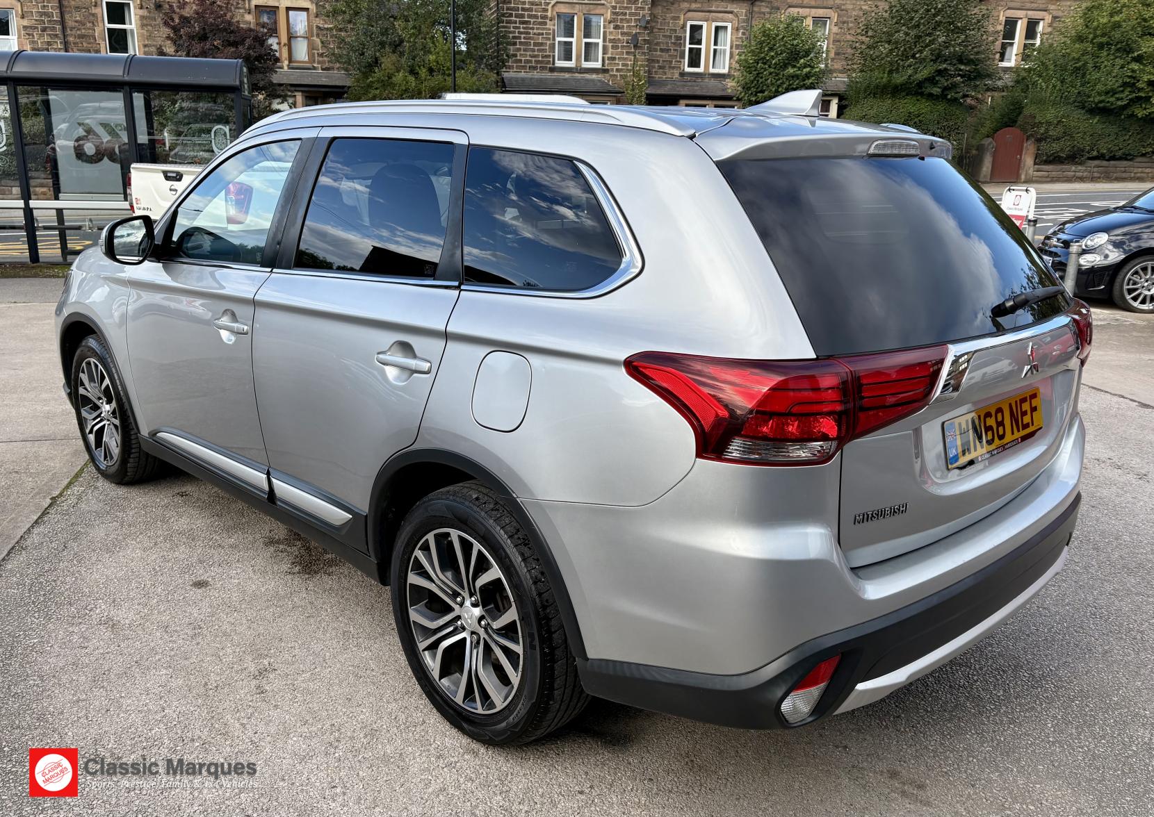 Mitsubishi Outlander 2.2 DI-D Juro SUV 5dr Diesel Manual 4WD Euro 6 (s/s) (147 ps)