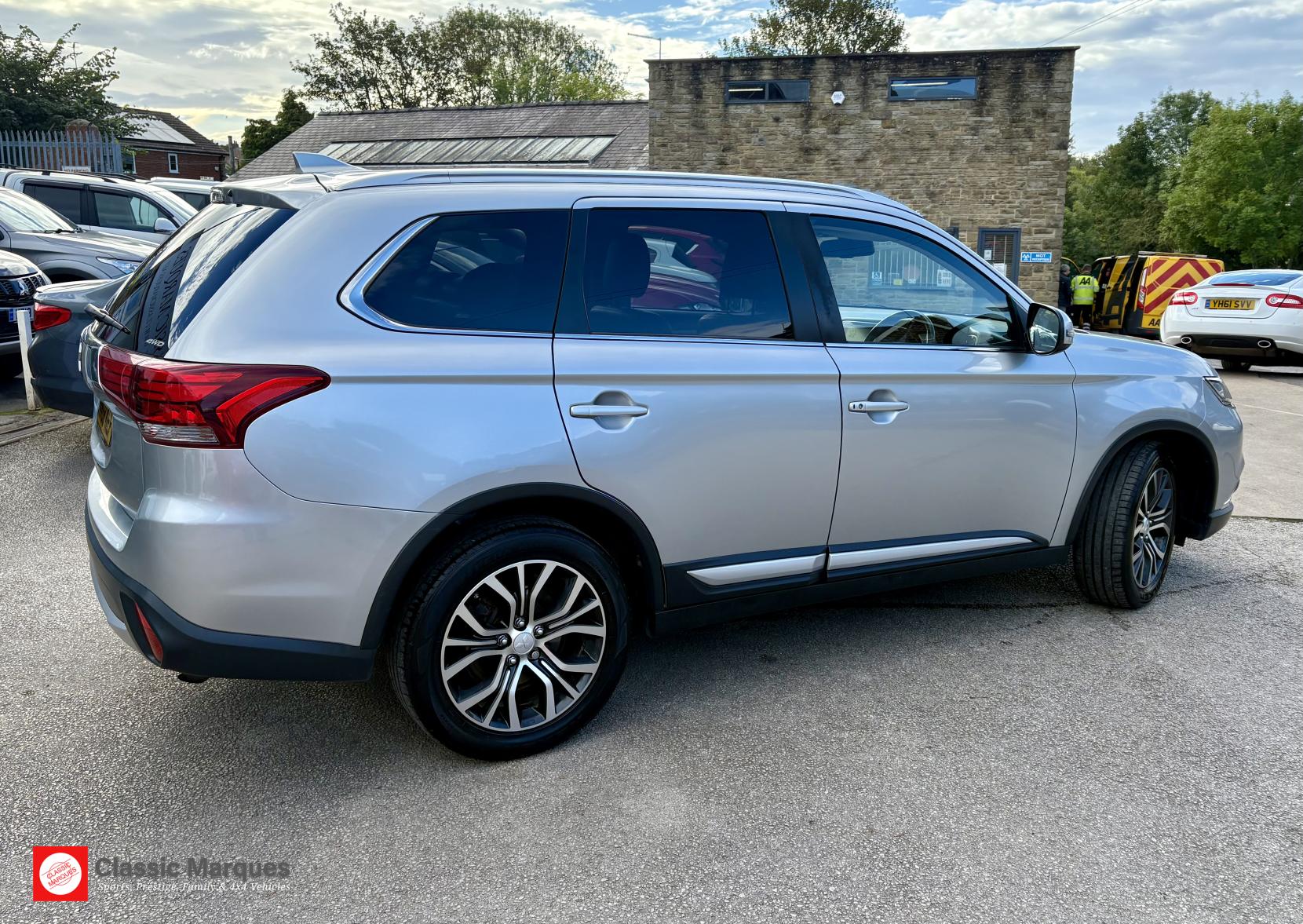 Mitsubishi Outlander 2.2 DI-D Juro SUV 5dr Diesel Manual 4WD Euro 6 (s/s) (147 ps)
