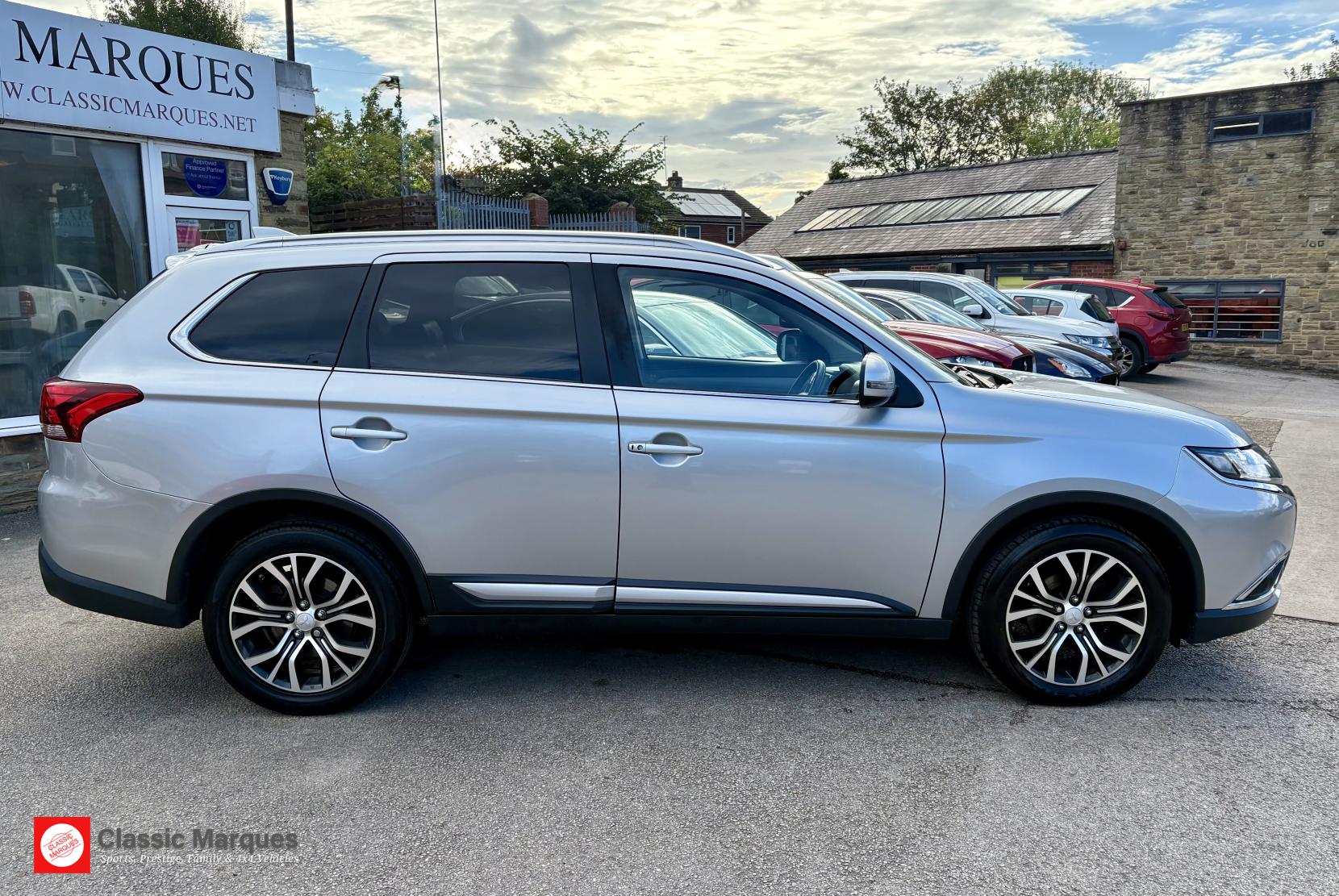 Mitsubishi Outlander 2.2 DI-D Juro SUV 5dr Diesel Manual 4WD Euro 6 (s/s) (147 ps)