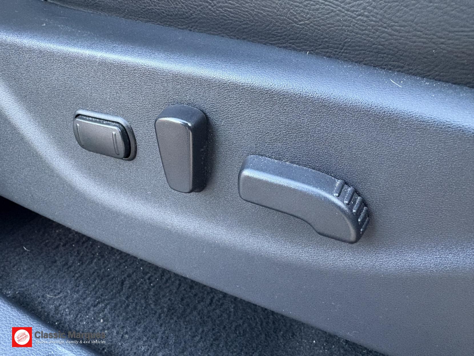 Nissan Navara 2.3 dCi Tekna Pickup Double Cab 4dr Diesel Auto 4WD Euro 6 (190 ps)