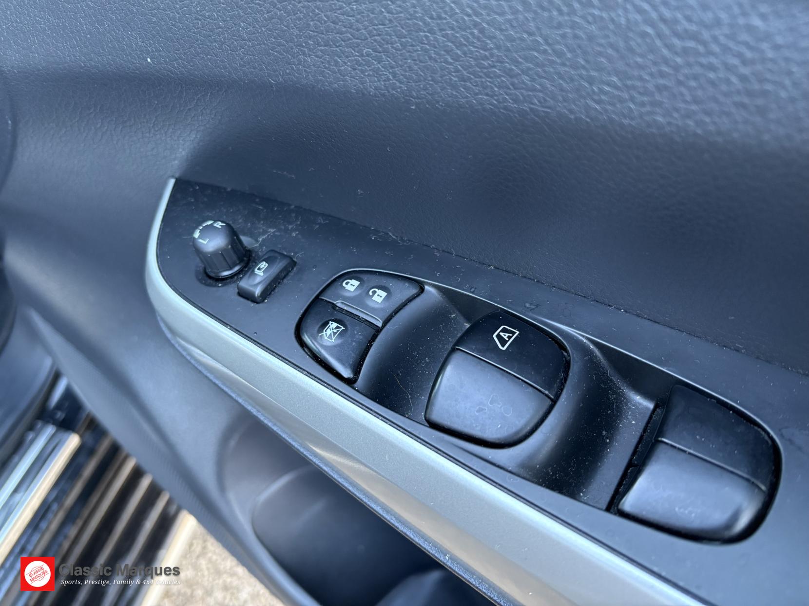 Nissan Navara 2.3 dCi Tekna Pickup Double Cab 4dr Diesel Auto 4WD Euro 6 (190 ps)