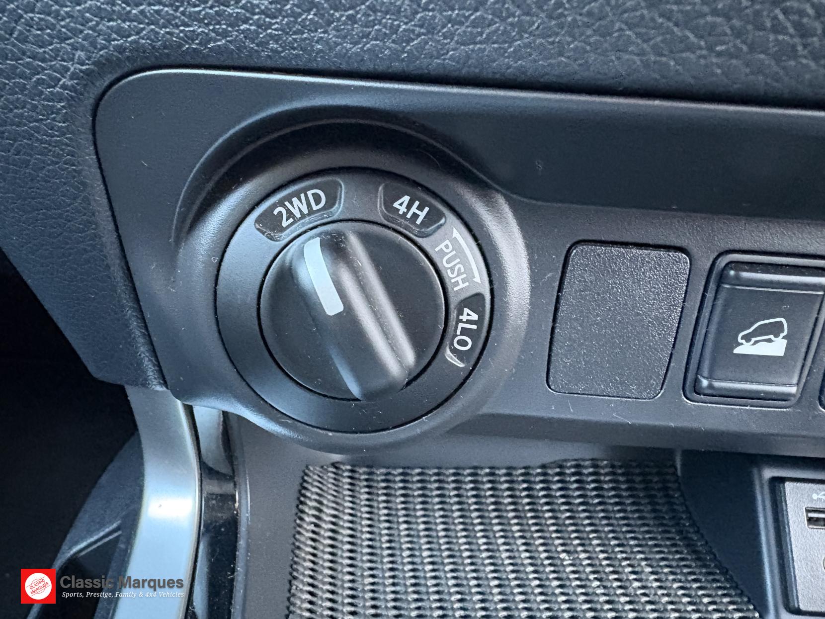 Nissan Navara 2.3 dCi Tekna Pickup Double Cab 4dr Diesel Auto 4WD Euro 6 (190 ps)