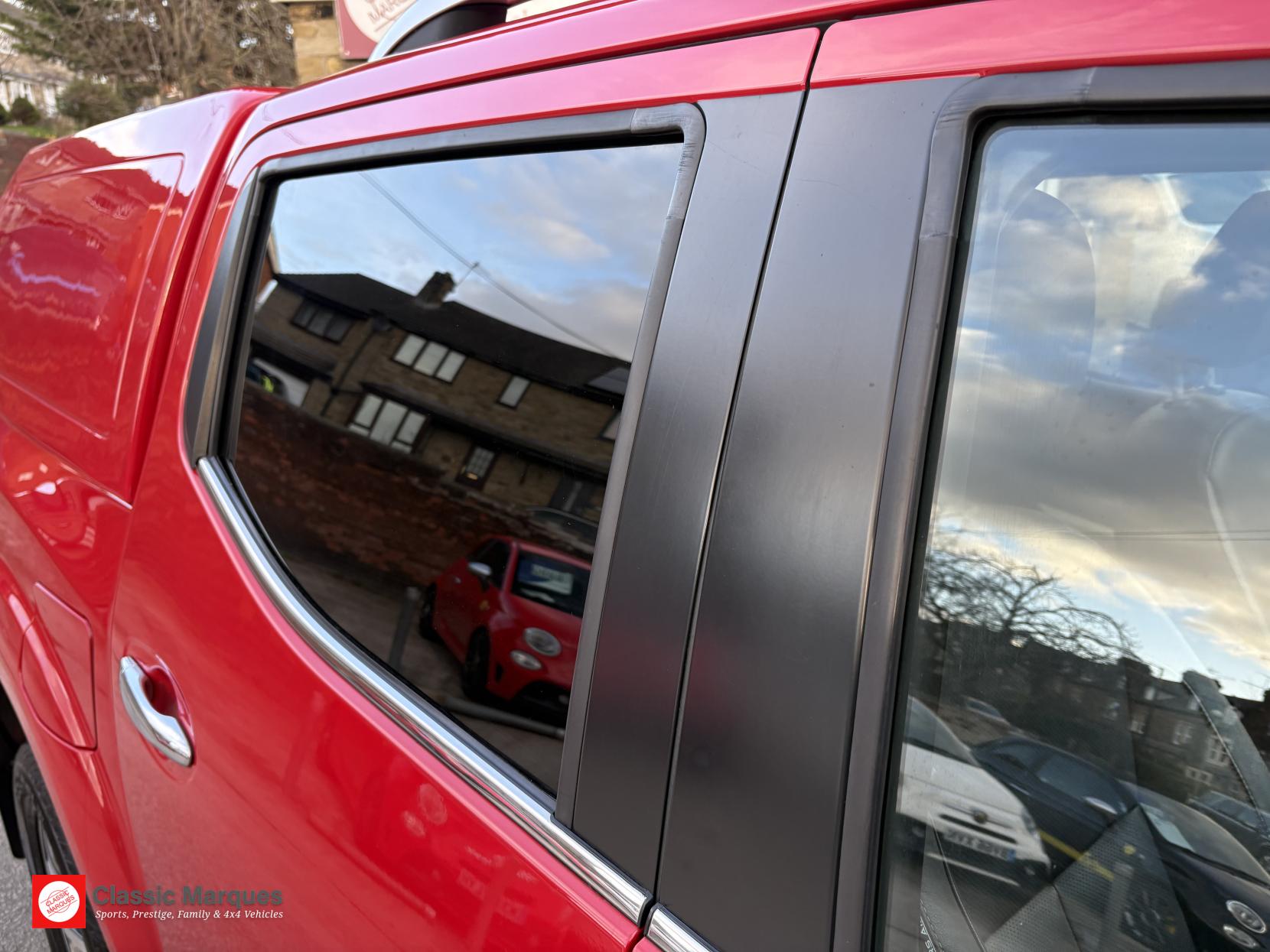 Nissan Navara 2.3 dCi Tekna Pickup Double Cab 4dr Diesel Auto 4WD Euro 6 (190 ps)