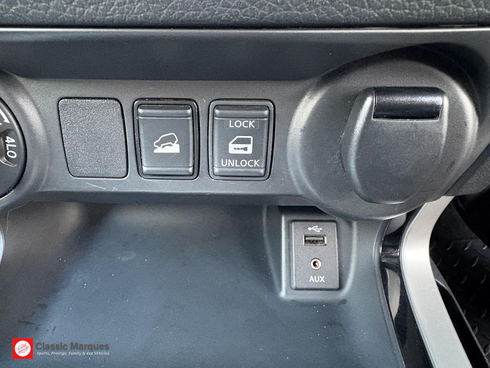 Nissan Navara 2.3 dCi Tekna Pickup Double Cab 4dr Diesel Auto 4WD Euro 6 (190 ps)