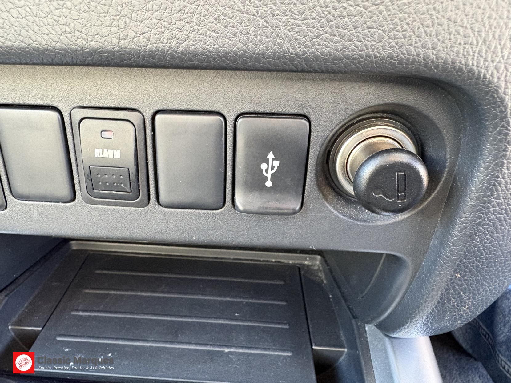 Mitsubishi L200 2.4 DI-D DC Barbarian Pickup Double Cab 4dr Diesel Manual 4WD Euro 6 (178 ps)