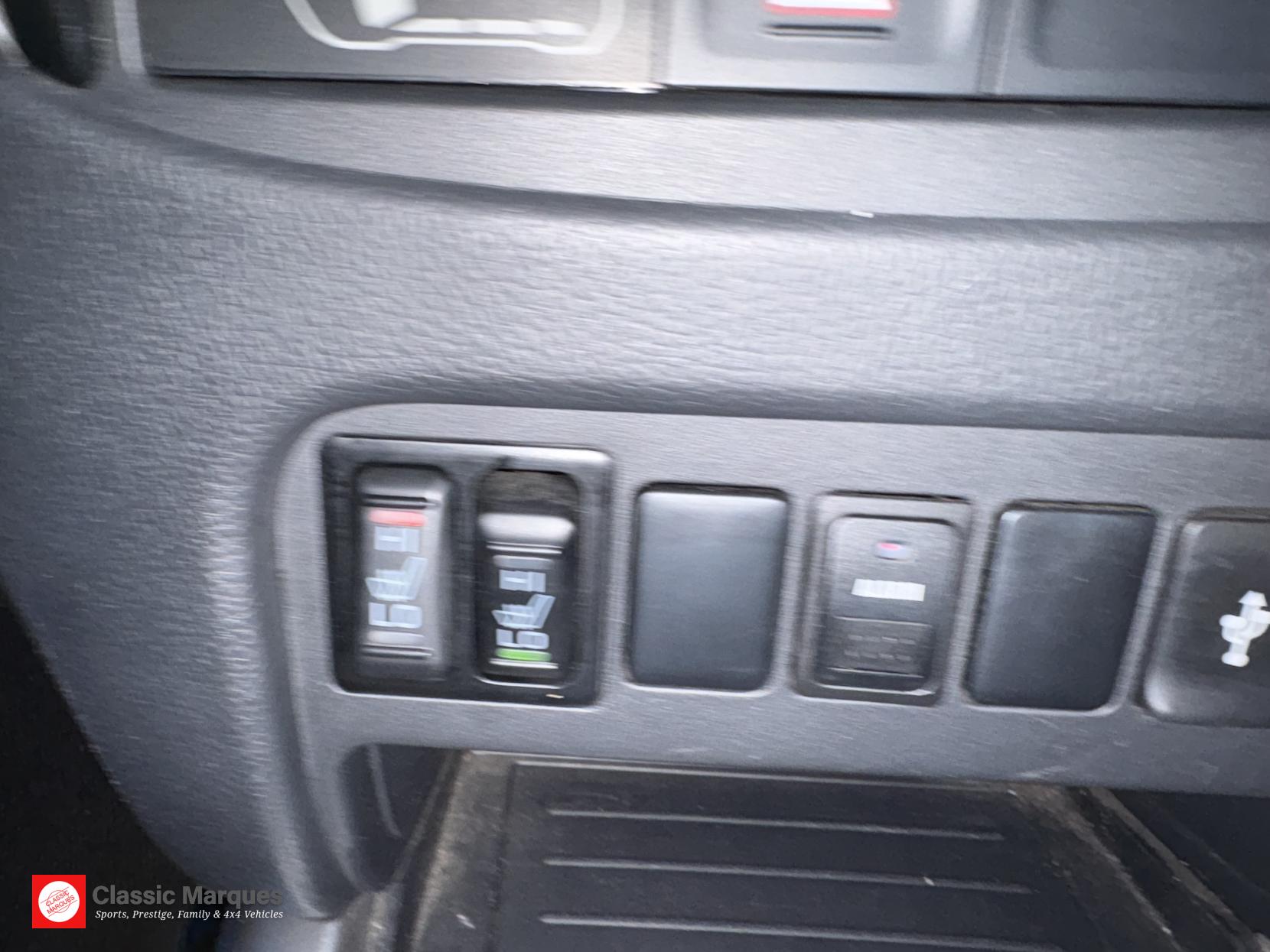 Mitsubishi L200 2.4 DI-D DC Barbarian Pickup Double Cab 4dr Diesel Auto 4WD Euro 6 (178 ps)