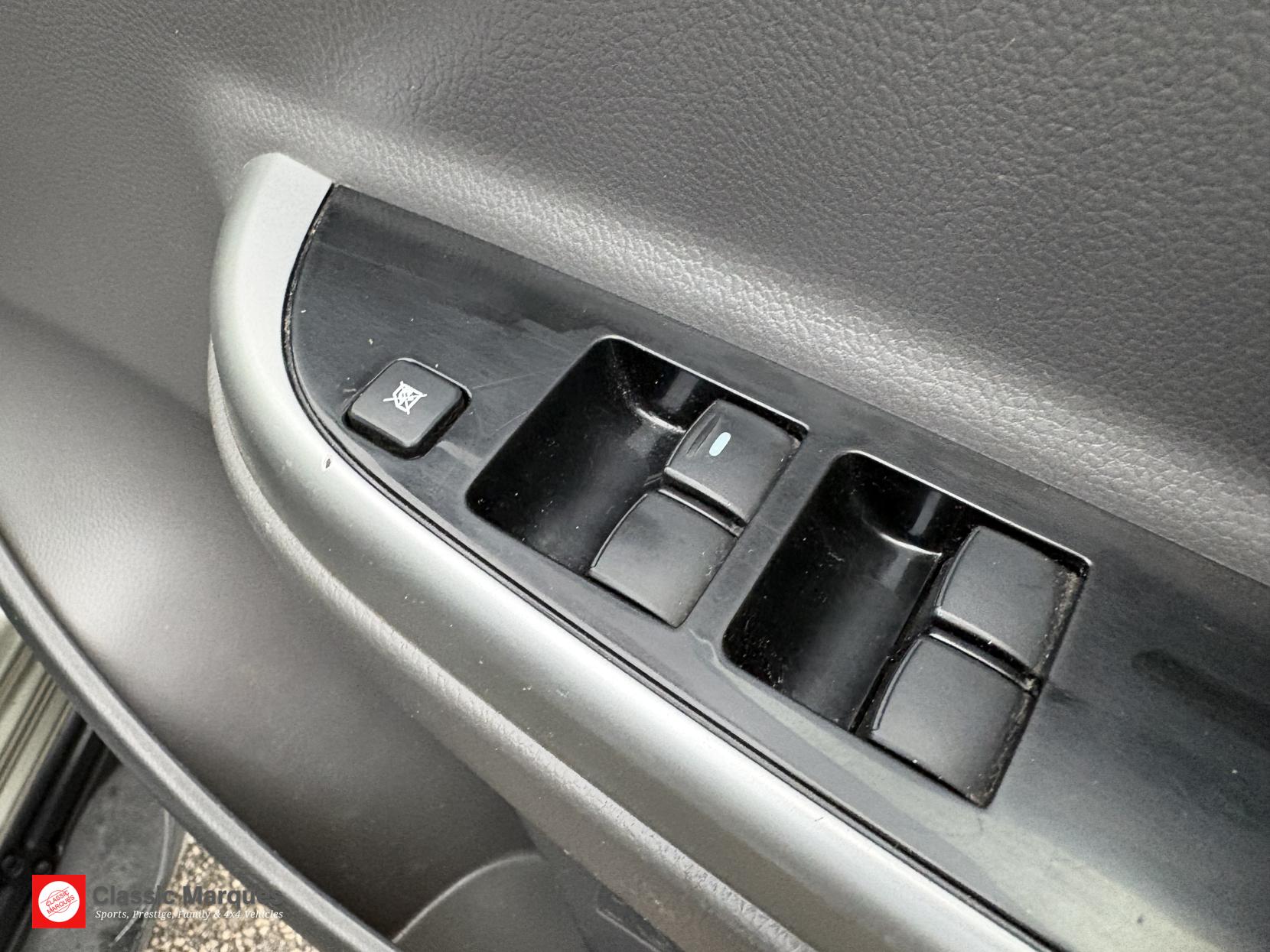 Mitsubishi L200 2.4 DI-D DC Warrior Pickup Double Cab 4dr Diesel Manual 4WD Euro 5 (178 ps)