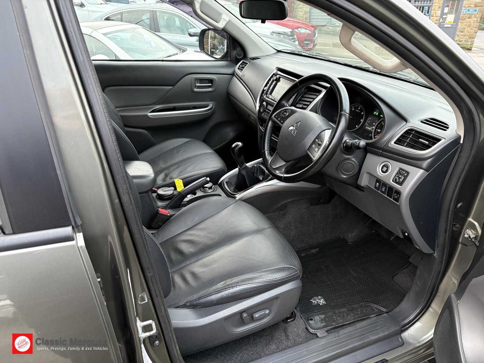 Mitsubishi L200 2.4 DI-D DC Warrior Pickup Double Cab 4dr Diesel Manual 4WD Euro 5 (178 ps)