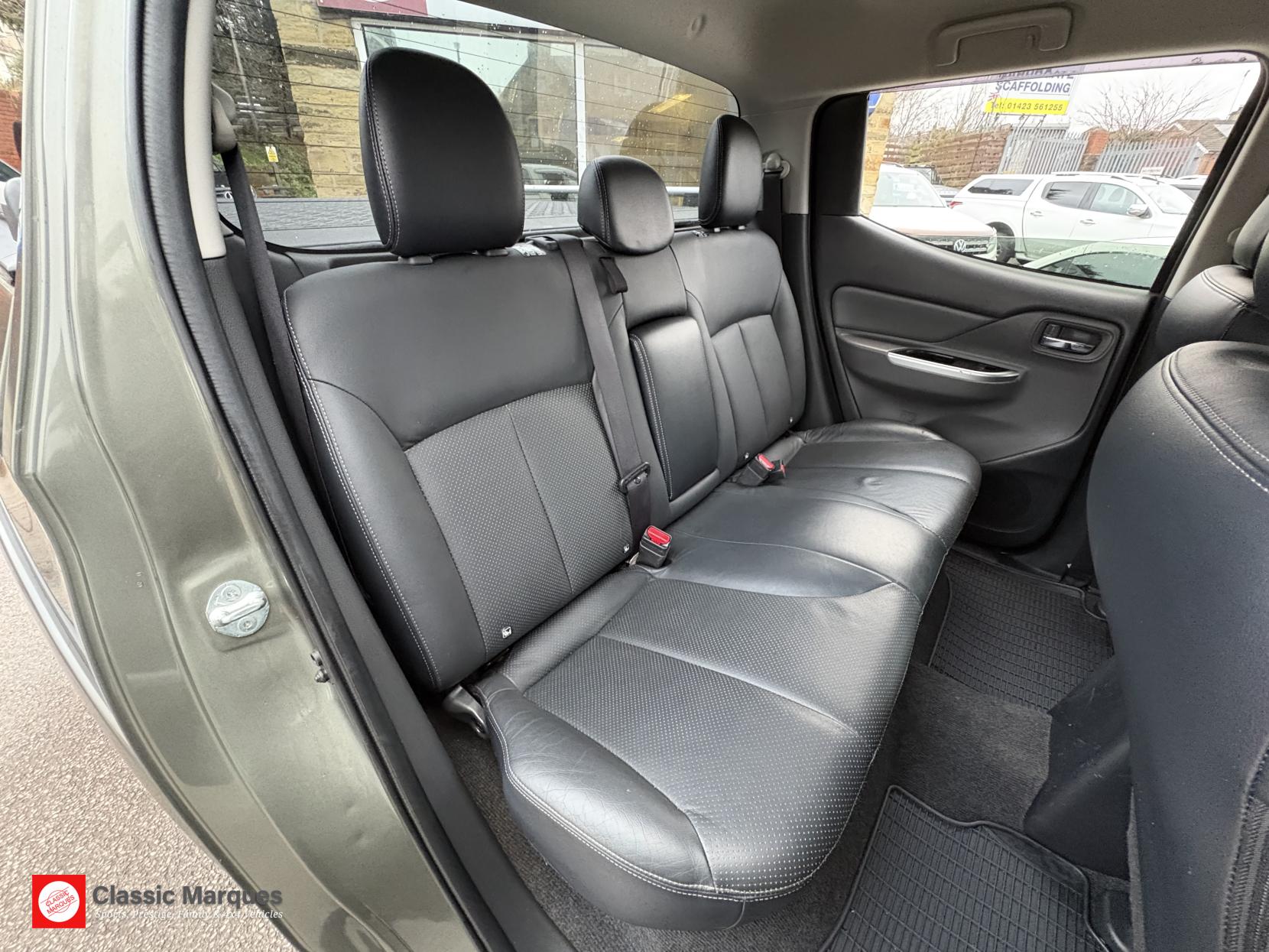 Mitsubishi L200 2.4 DI-D DC Warrior Pickup Double Cab 4dr Diesel Manual 4WD Euro 5 (178 ps)