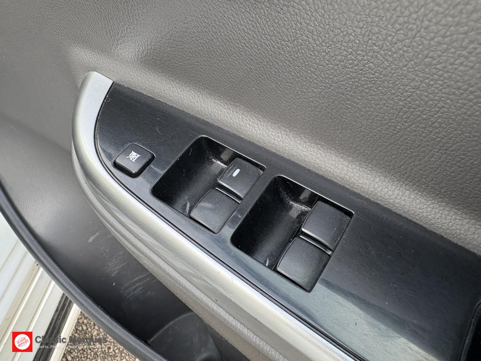 Mitsubishi L200 2.4 DI-D DC Barbarian Pickup Double Cab 4dr Diesel Manual 4WD Euro 6 (178 ps)